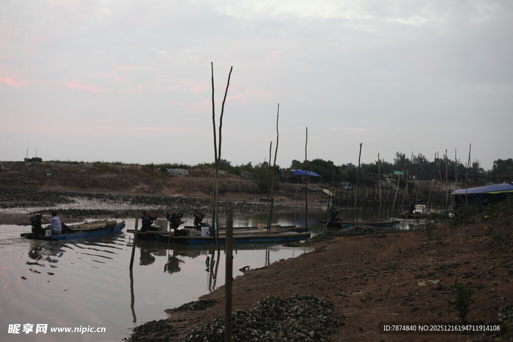 黄昏下的宁静水边停泊场景