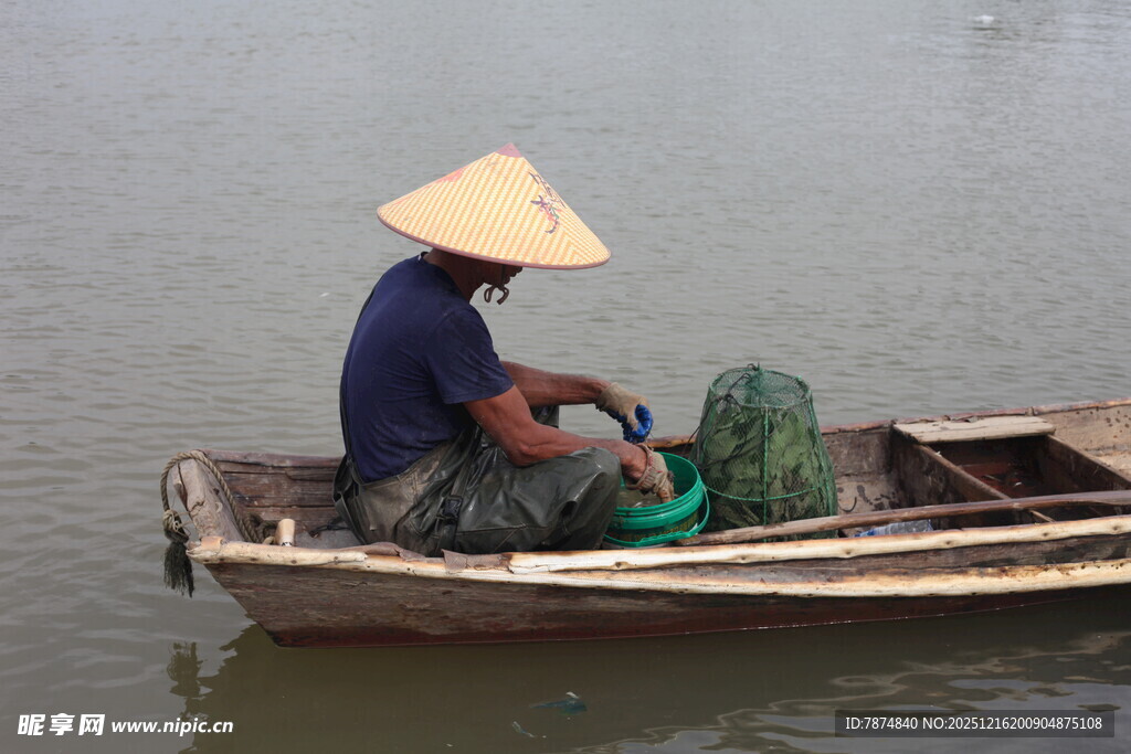 水乡渔夫驾舟整理渔具