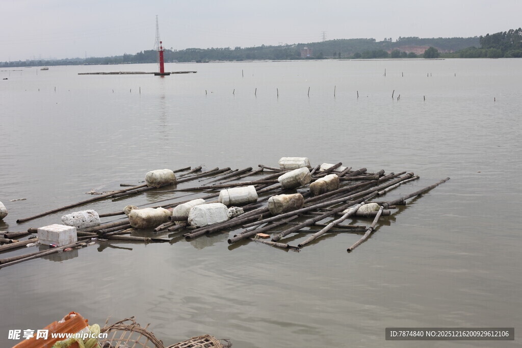 水上漂浮的养殖设施