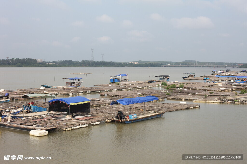 水上渔村码头景象
