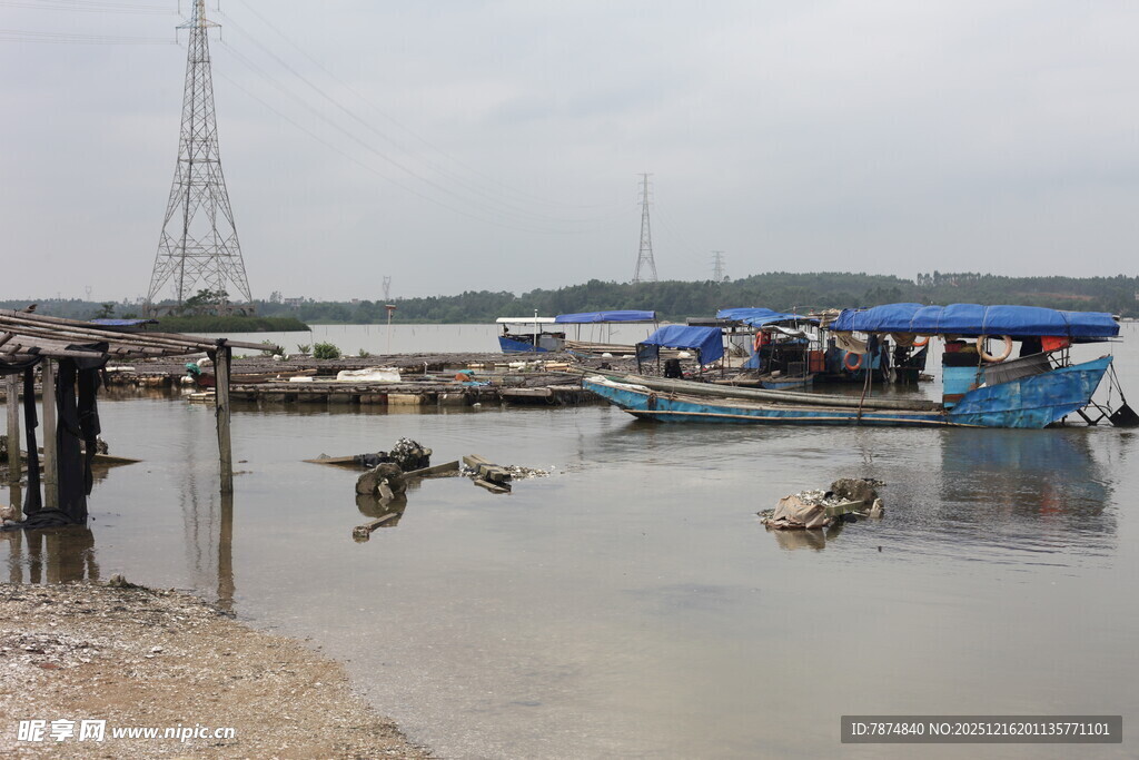 海边码头停泊的多彩船只