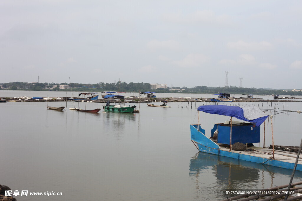 水上蓝舟静谧水乡景致