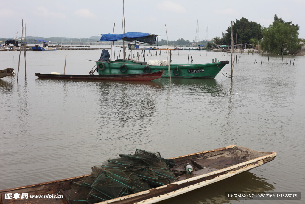 宁静港湾中的停泊船只