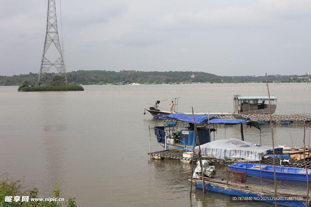 江边停泊的多彩船只