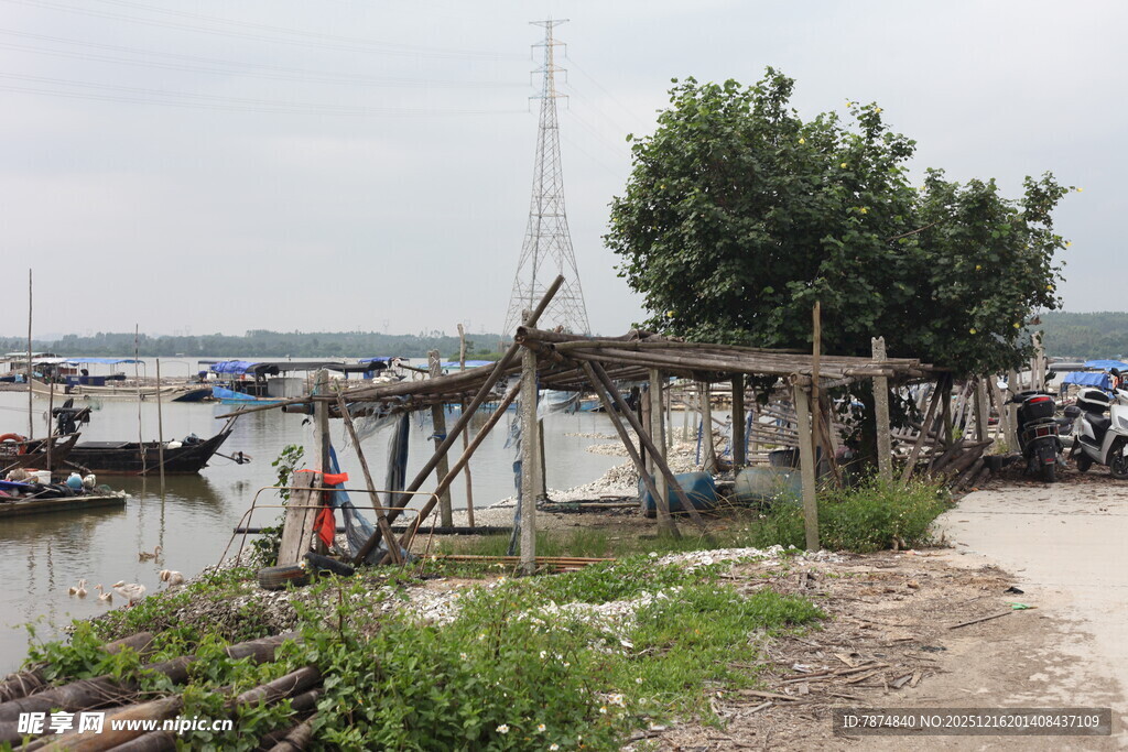 岸边渔村景象