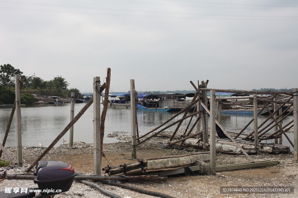 河边简易木架搭建场景