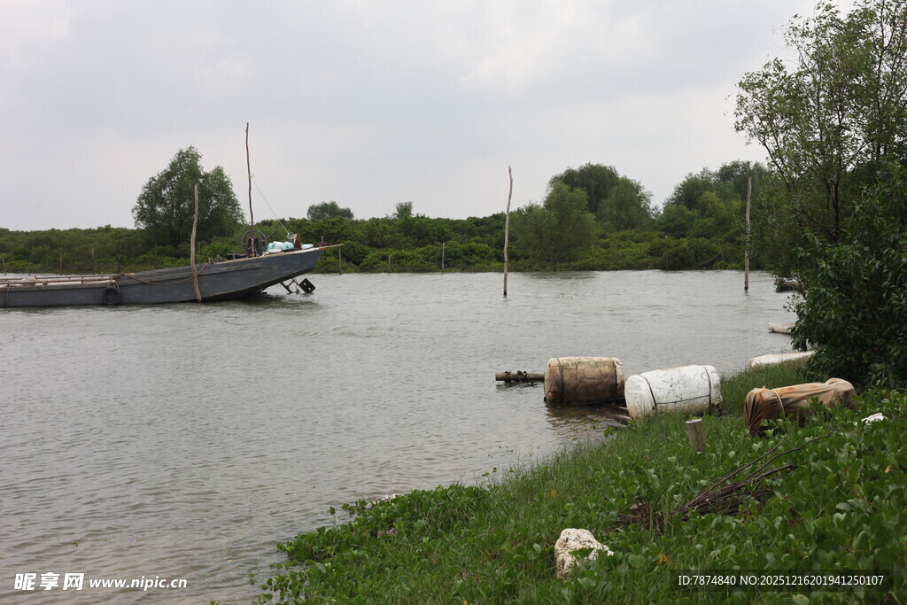 河边景象岸边有杂物与船只