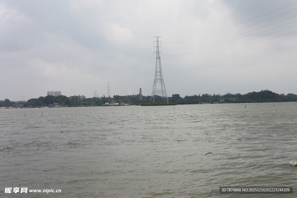 江边眺望高耸建筑景观