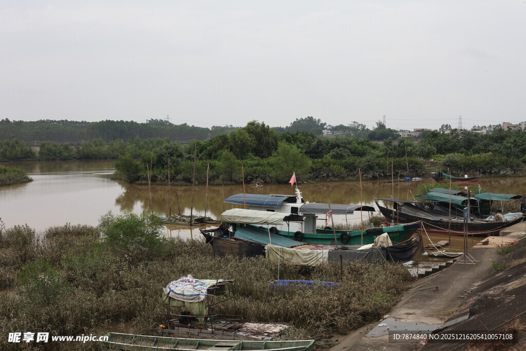 河边停泊的多艘船只