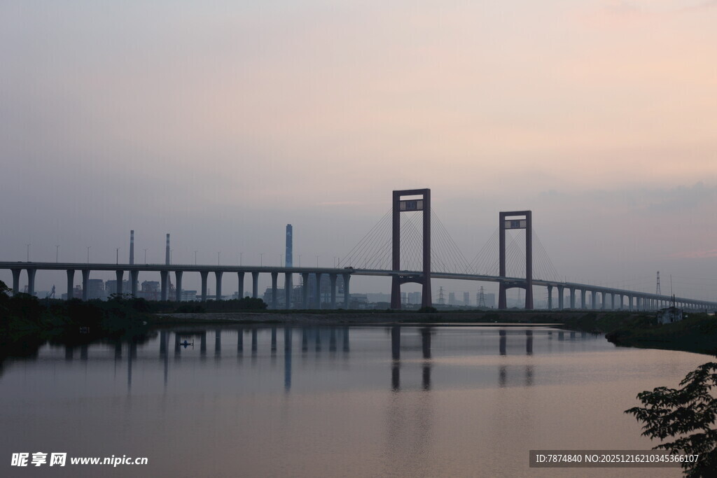 黄昏下的宏伟桥梁景观