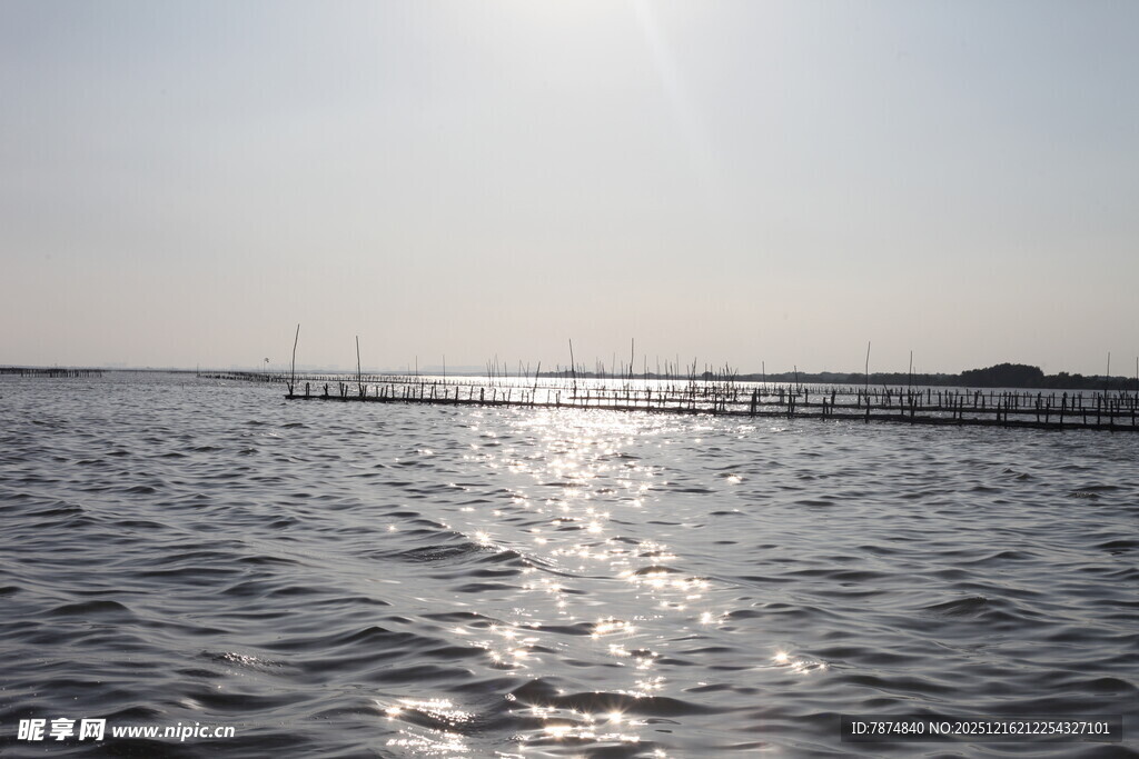 波光粼粼的海面与远处船只