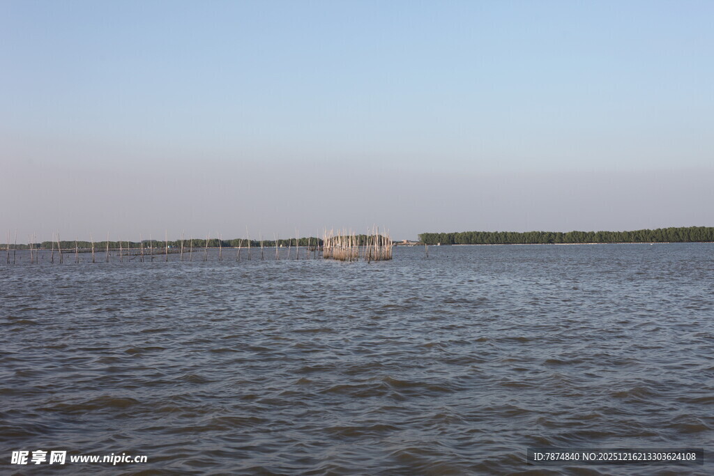 广阔水域上的远处建筑