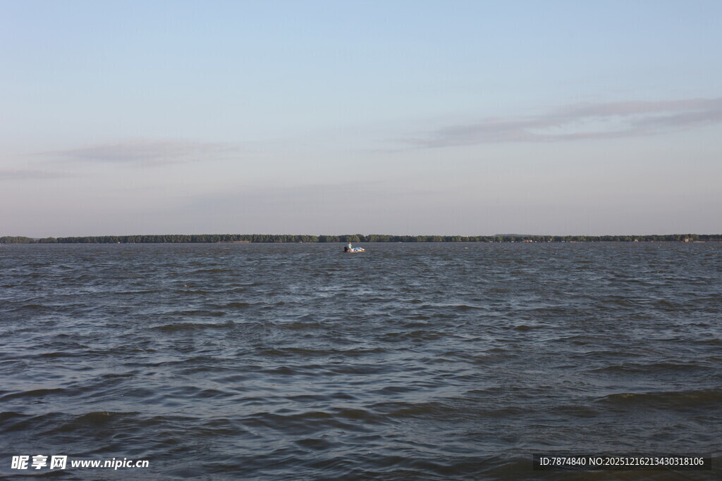 广阔海面与天边轻云