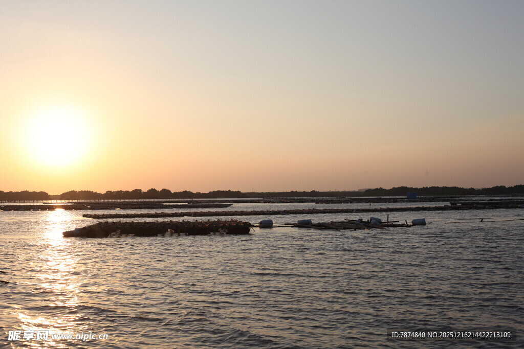 夕阳下的宁静海面