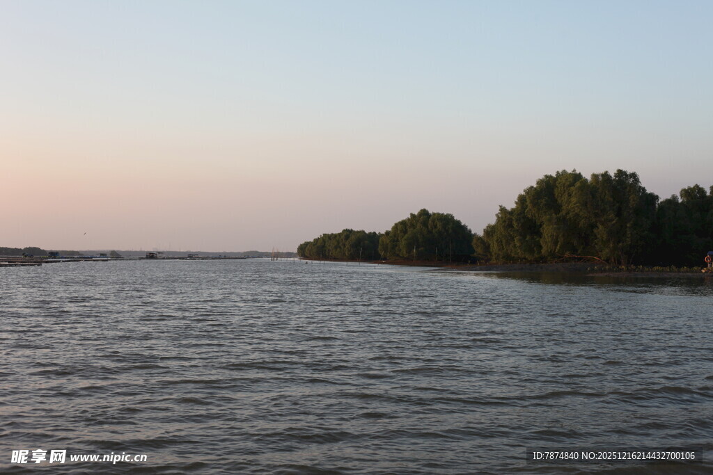 黄昏下的宁静河畔风光