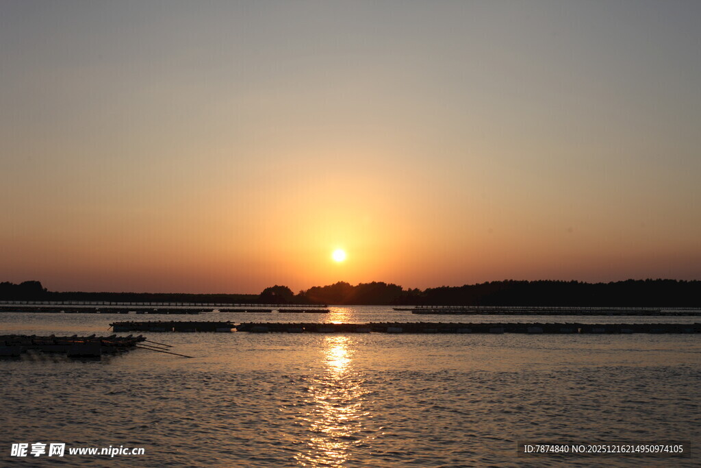 夕阳下的宁静水面