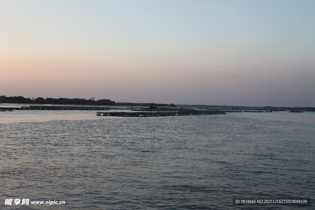 黄昏下的平静水面