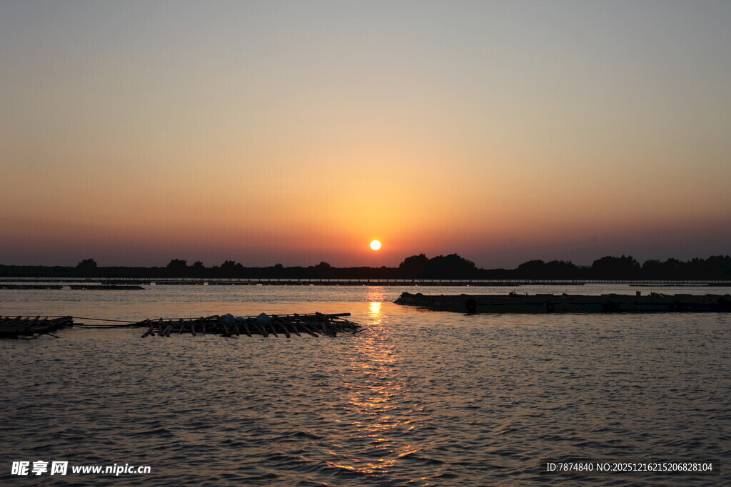 夕阳下的宁静水域