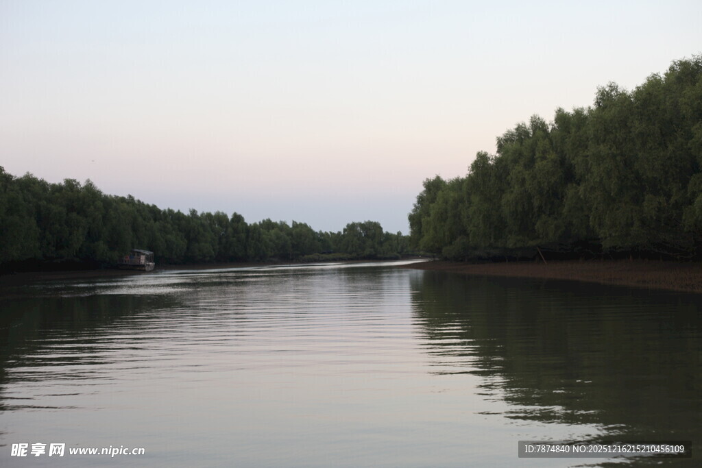 宁静河畔的自然景致