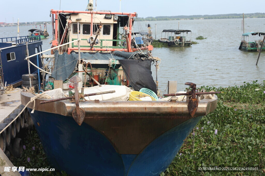 停靠岸边的蓝色渔船