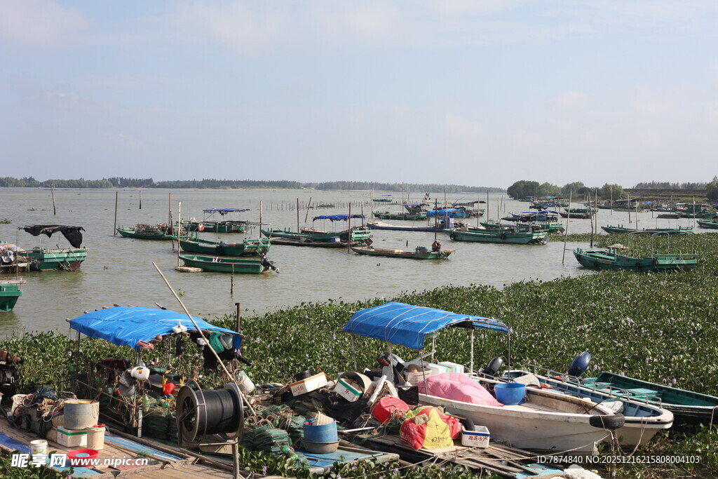 水上热闹的船只交易场景