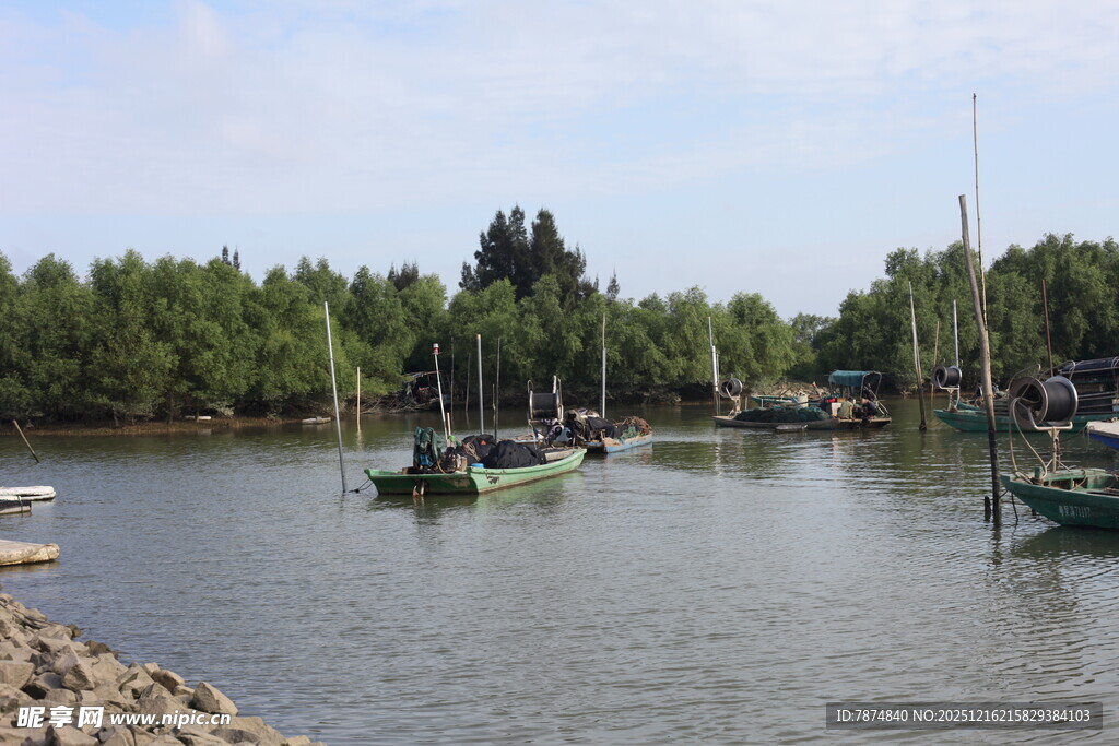 河畔停泊的几艘小船