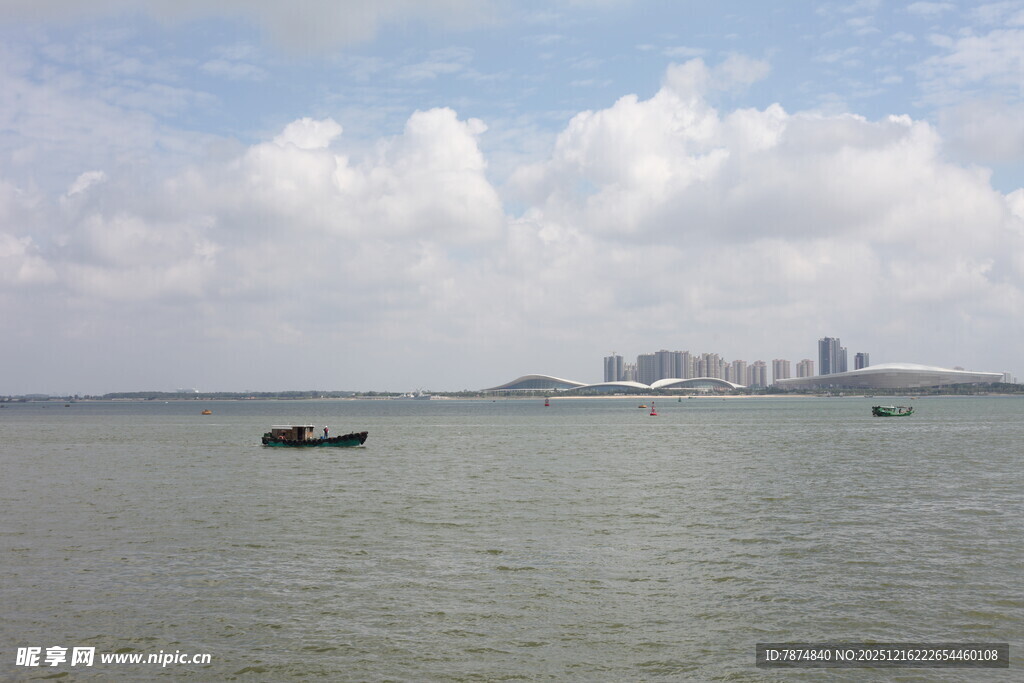 海上孤舟与远处城市景观