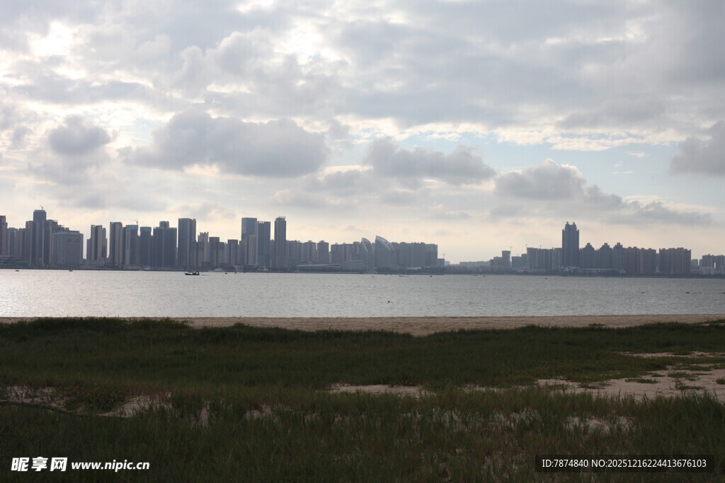 城市天际线与开阔前景景观