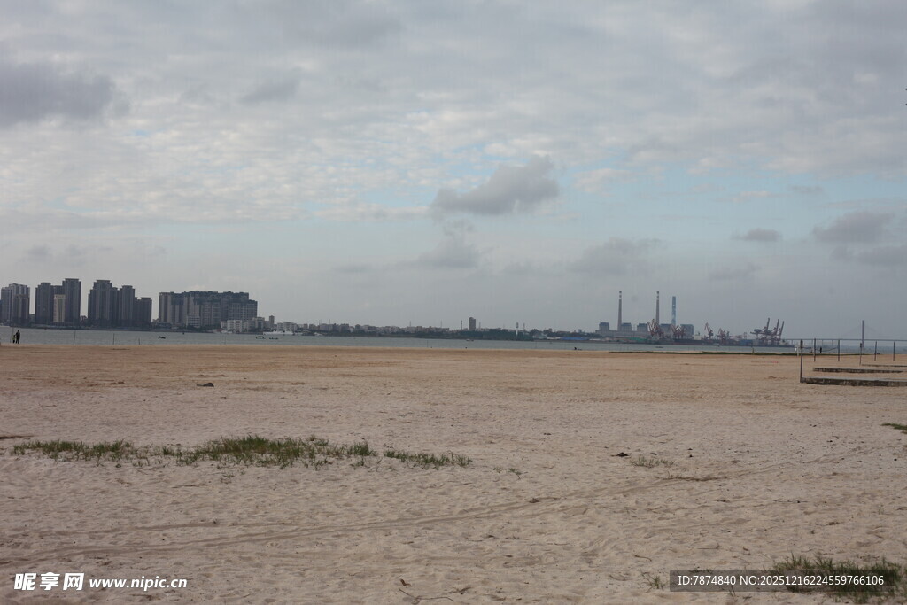 空旷沙地与远处城市景观