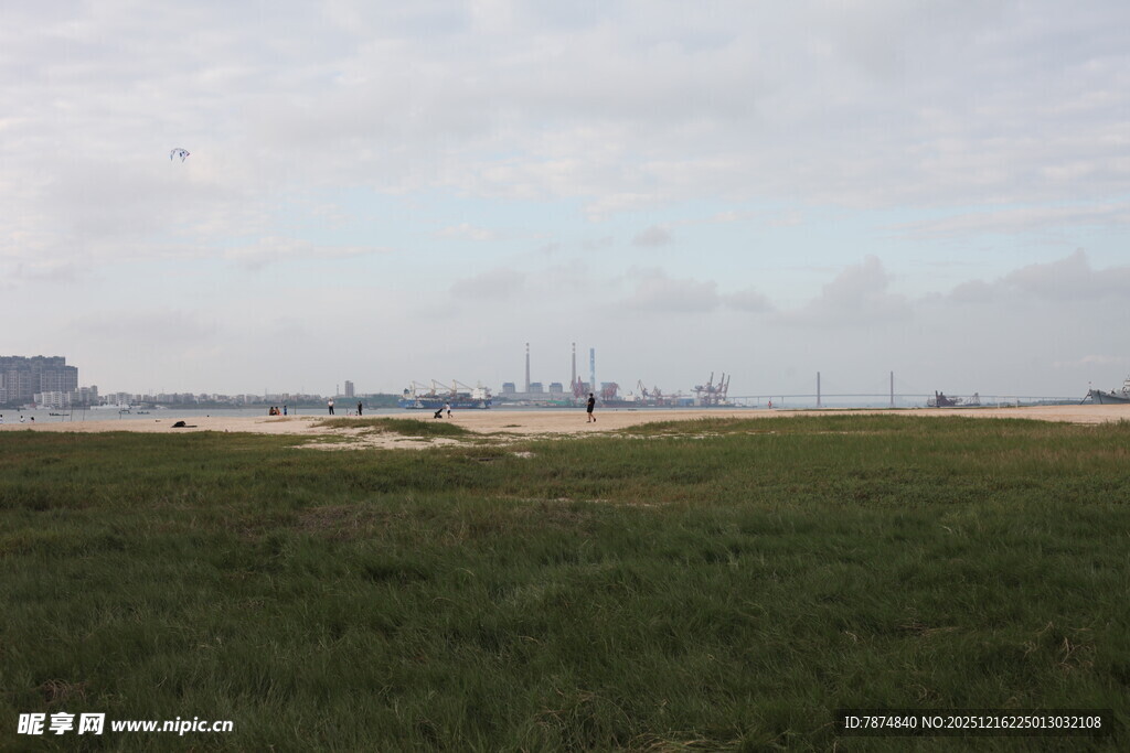 广袤草原上的远景风光