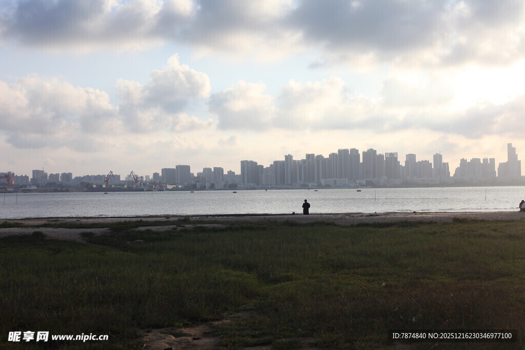 城市天际线与水边景致