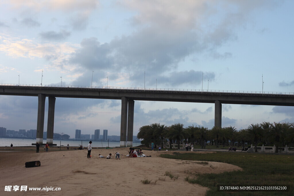 江边大桥下的休闲场景