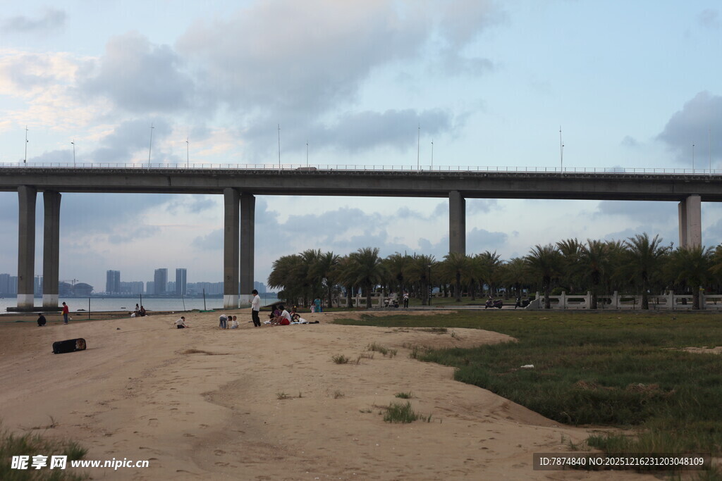 河畔大桥下的开阔风景