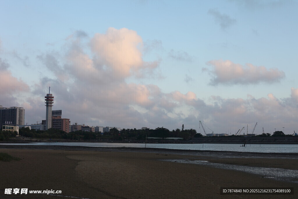 海滨城市黄昏美景