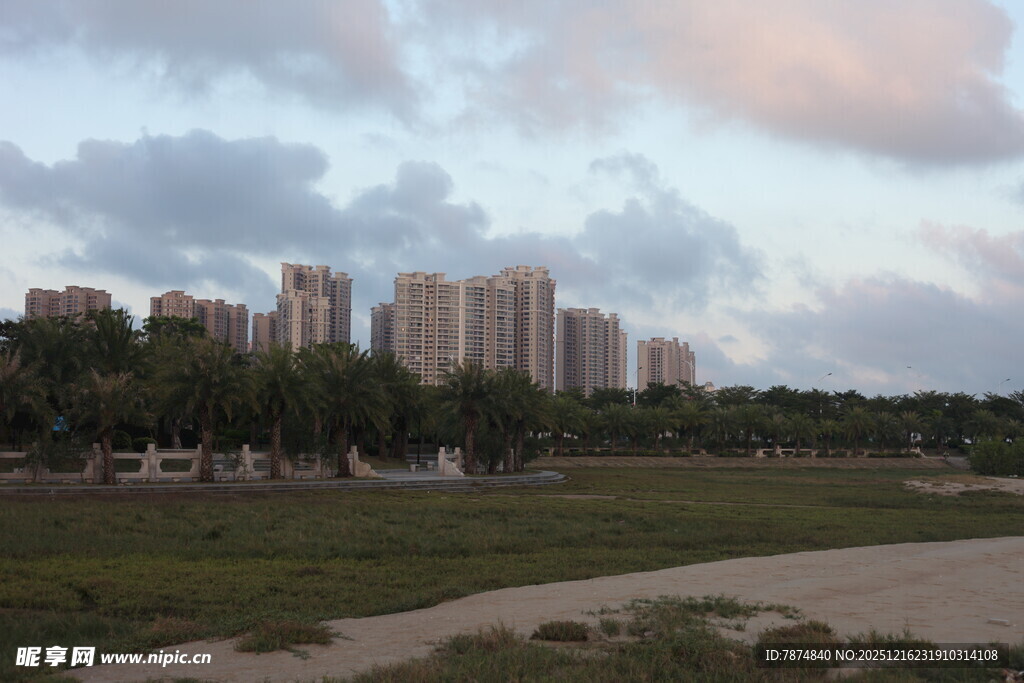 城郊黄昏景色高楼与绿地