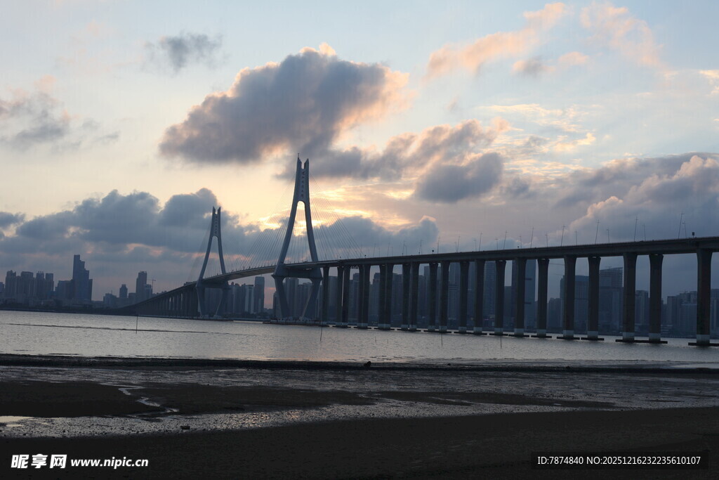 夕阳下的跨海大桥美景
