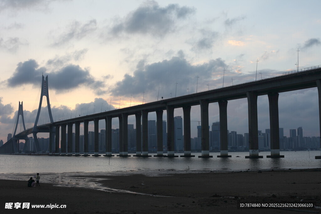 黄昏下的跨海大桥美景