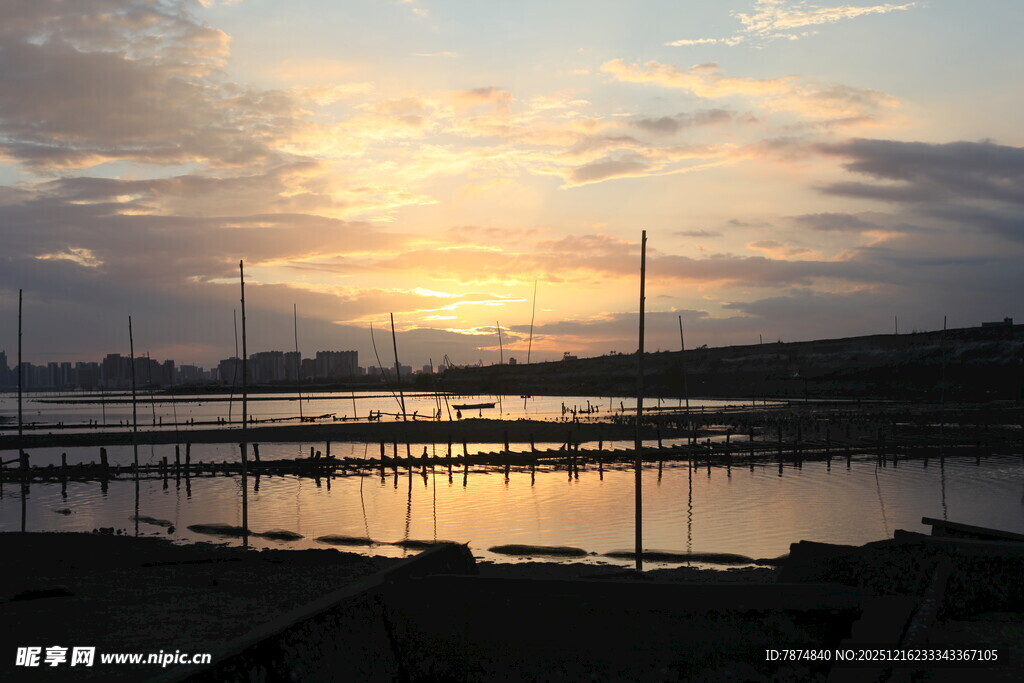 夕阳下的宁静码头景象