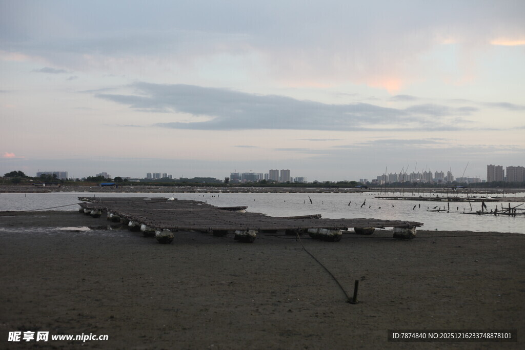 黄昏下的宁静河岸码头