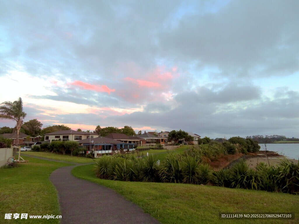 黄昏下的宁静小镇