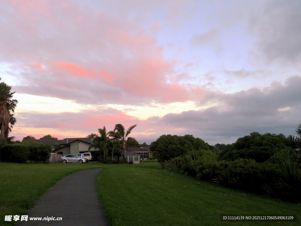 黄昏小径旁的美丽天空