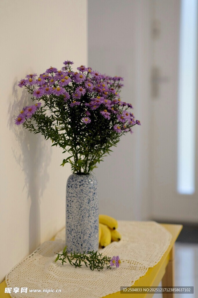 花瓶中的紫色花卉静物