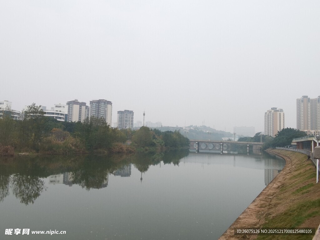 河畔城市风光