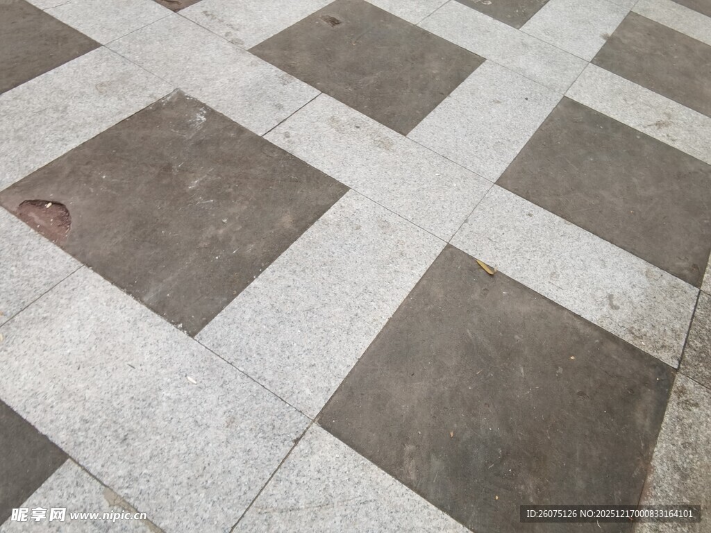 灰白相间的方格地面