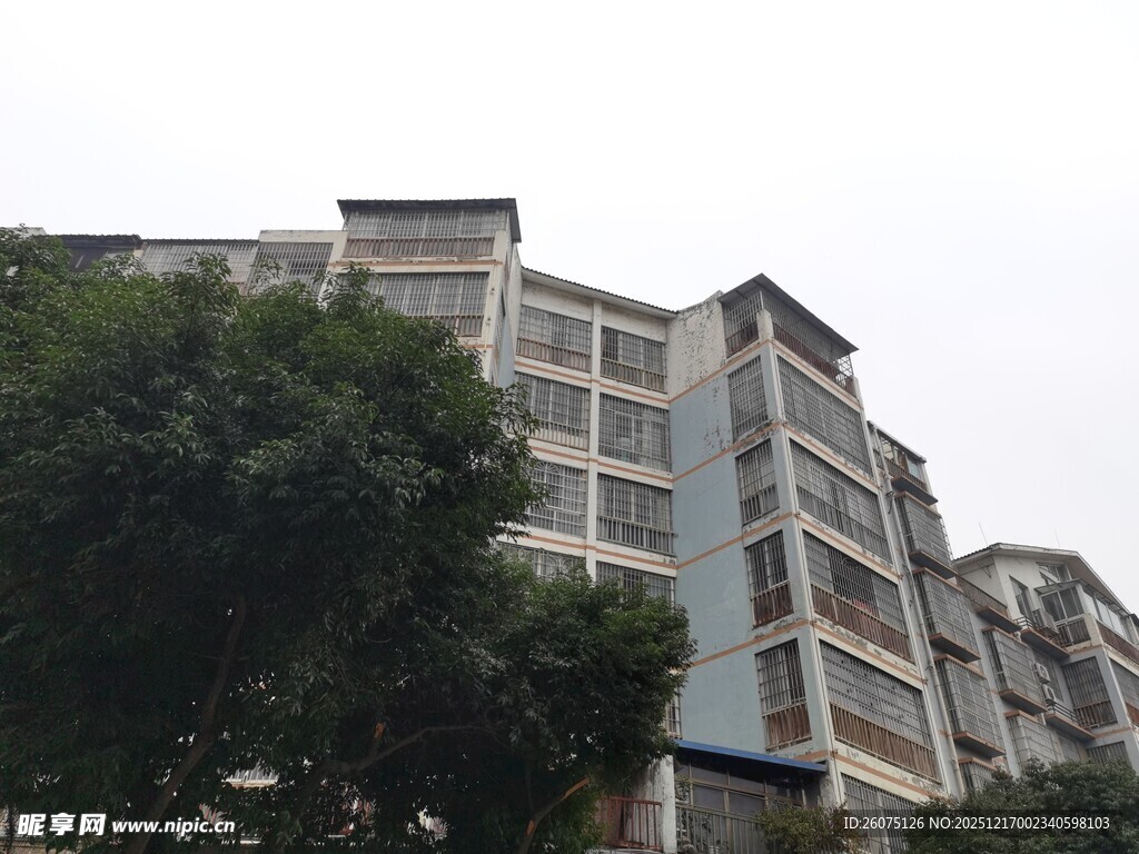 多层居民楼外观景象