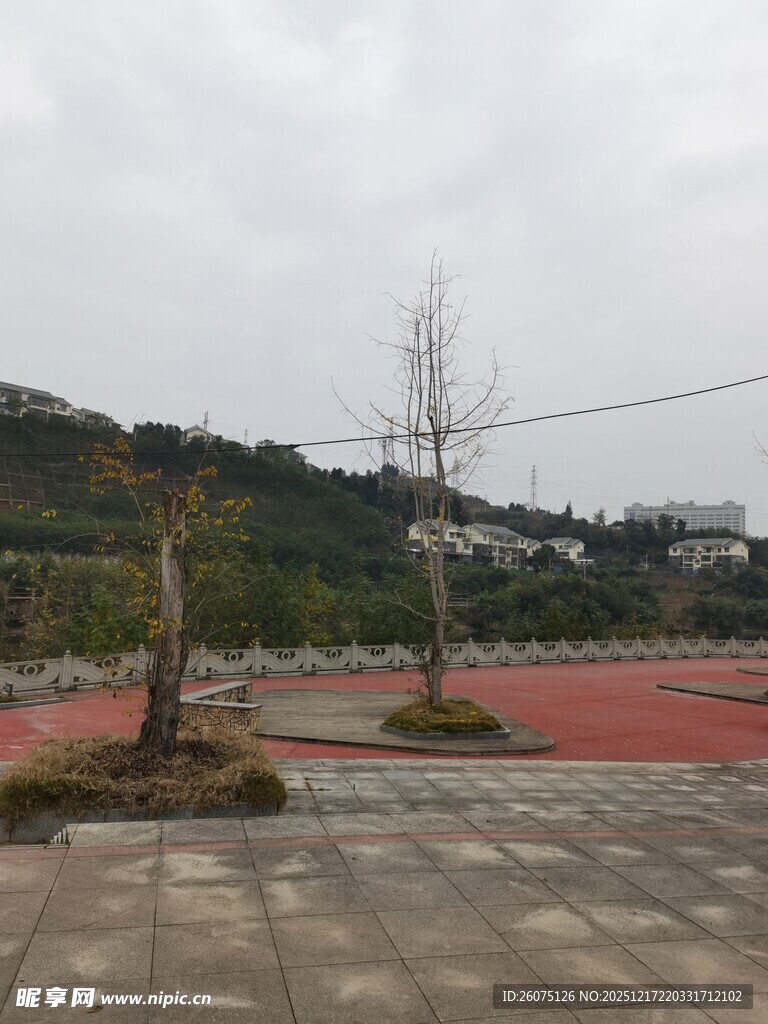 户外空旷场地与周边景色