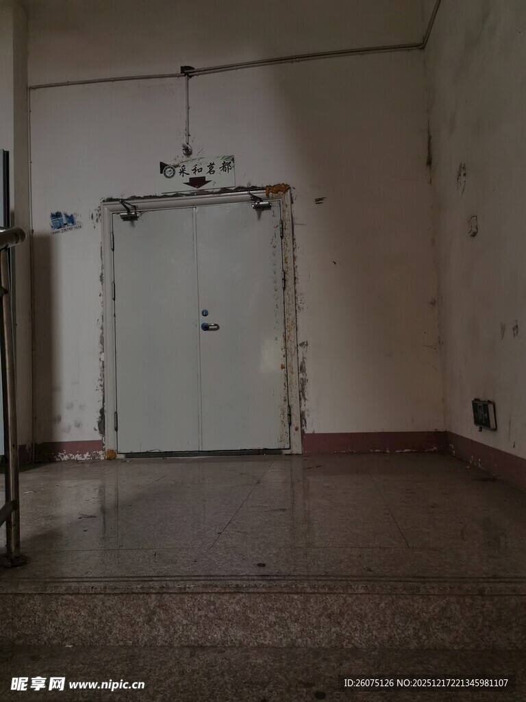 空旷室内的白色大门