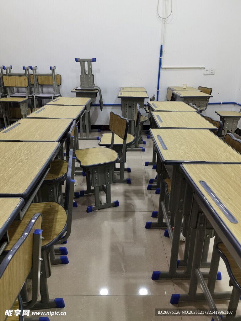 教室中的整齐课桌椅