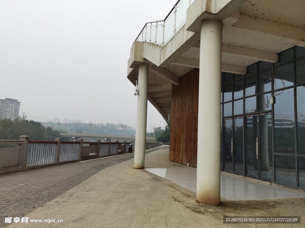 江边现代建筑观景平台