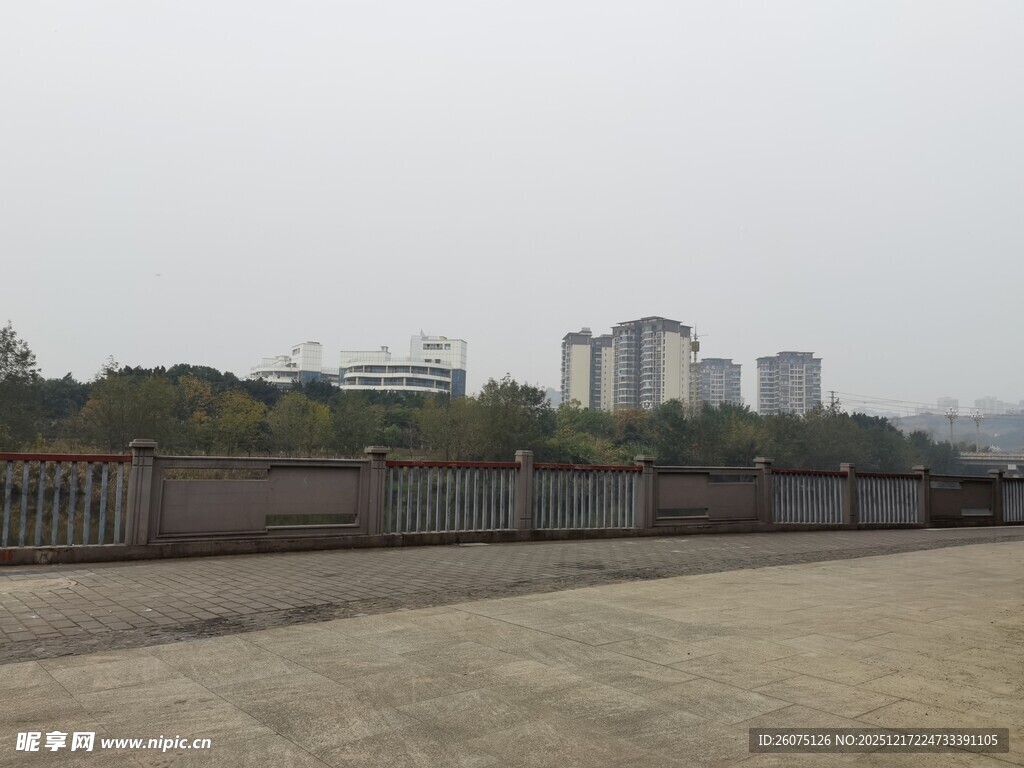 城郊空旷场地与远处建筑